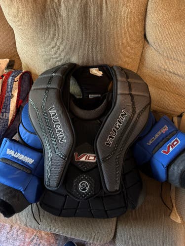 Large Vaughn V10 Goalie Chest Protector (Used)
