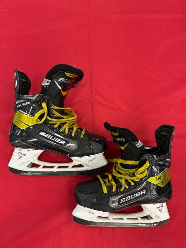Intermediate Bauer Supreme Matrix Hockey Skates | Size 6, Fit 1