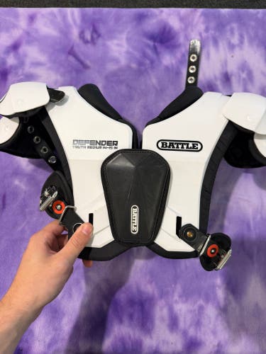 Medium Youth Battle Defender Shoulder Pads (Used)