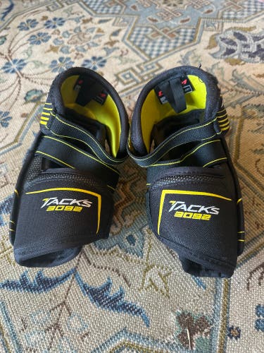 Junior Medium CCM Tacks 3092 Elbow Pads (Used)