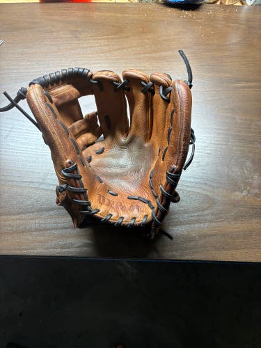 Wilson A2000 DP15 RH Infield Baseball Glove 11.5" (Used)