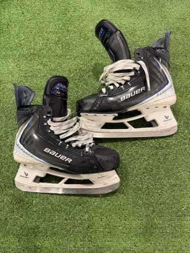 Intermediate Bauer Vapor Flylite Hockey Skates Size 5.5 (Used)