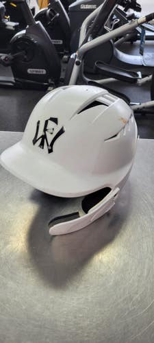 Used Marucci HELMET W CHIN GUARD Batting Helmet No Mask White One Size 11497-S000161298