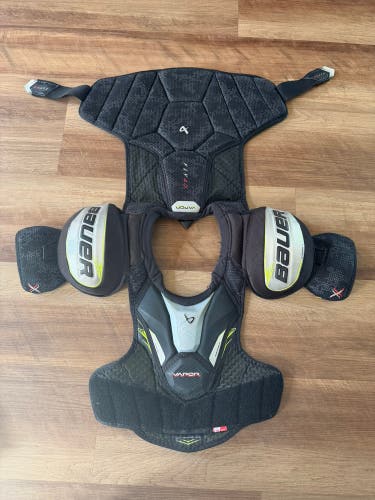 Small Junior Bauer Fly 40 Shoulder Pads (Used)