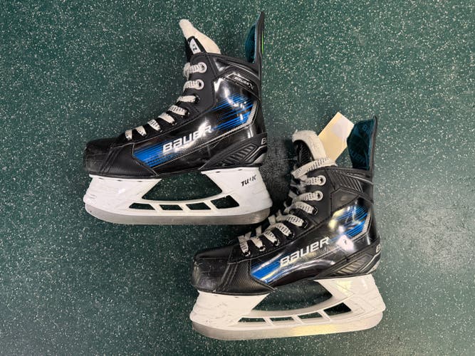 Junior Bauer X Hockey Skates Regular Width Size 2.5 (Used)