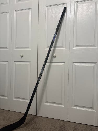 Senior Bauer Pulse Right Handed Hockey Stick P28 70 Flex (New)