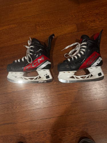 2023 CCM JetSpeed FT6 Pro Hockey Skates Regular Width Size 2.5 (Used)
