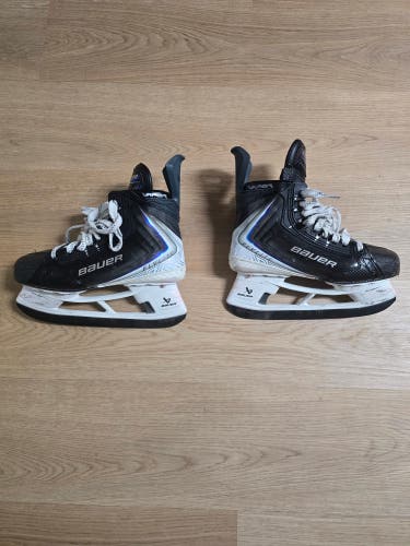 Black/White 2025 Bauer Vapor Flylite Hockey Skates Regular Width Size 5.5 (Used)
