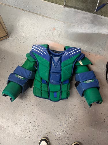 Large Bauer Hyperlite Goalie Chest Protector (Used)