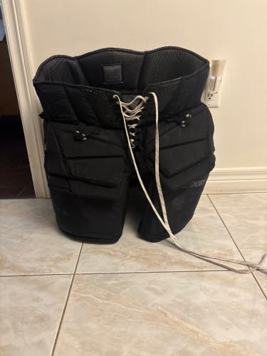 Senior Medium 2024 Vaughn SLR4 Pro Carbon Hockey Goalie Pants (Used)