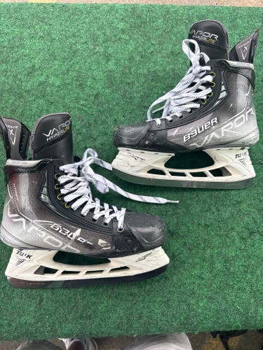 Senior Bauer Vapor Hyperlite Hockey Skates Pro Stock (Fit 1) Size 9 (Used)