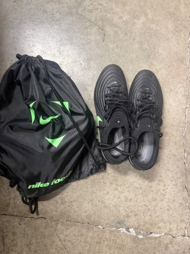 Black Men's Size M 9.5 (W 10.5) Nike Cleats (New)