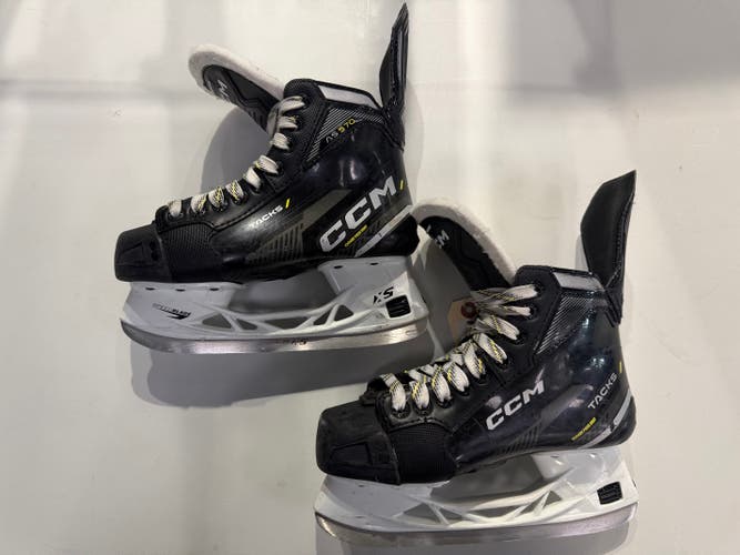 Junior CCM Tacks AS-570 Hockey Skates Regular Width Size 3.5 (Used)