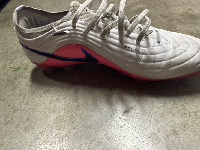 White Unisex Size M 9.0 (W 10.0) Nike Cleats (Used)