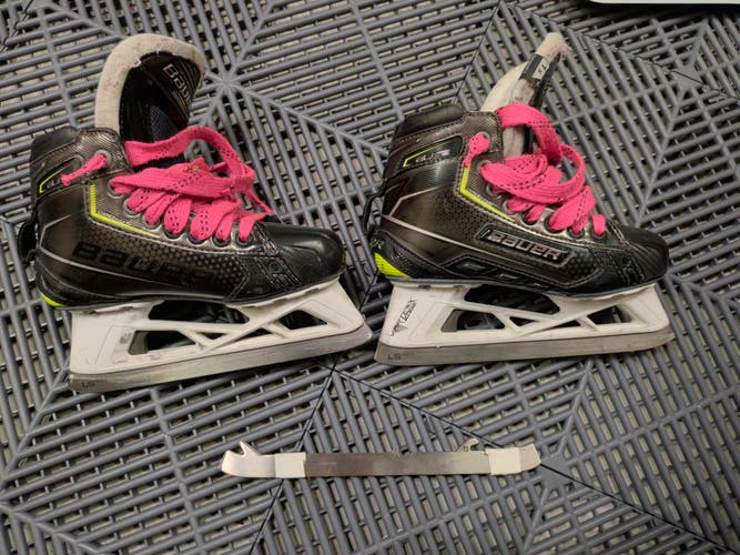 Bauer Elite Hockey Skates Regular Width Size 1.5 (Used)