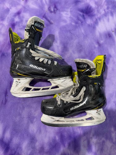 Intermediate Bauer Supreme M4 Hockey Skates Size 4 (Used)