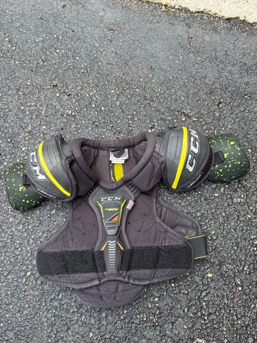 Small Junior CCM Tacks 7092 Shoulder Pads (Used)