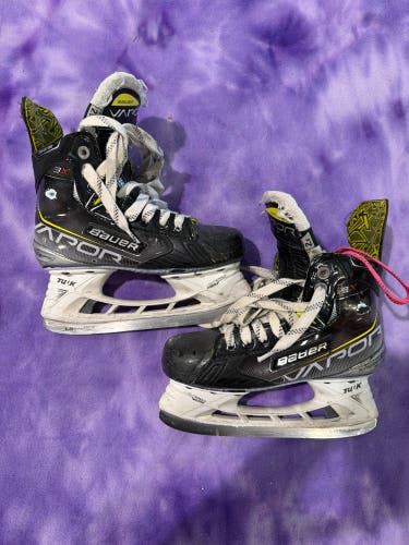 Junior Bauer Vapor 3X Hockey Skates Regular Width Size 2.5 (Used)