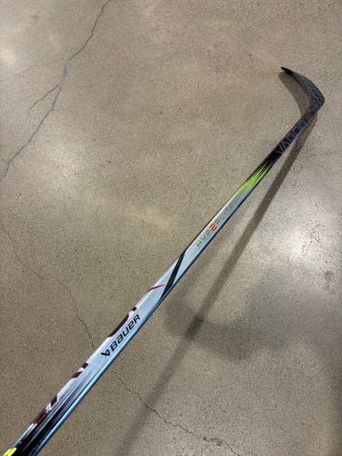 Youth Bauer Vapor Hyperlite 2 Hockey Stick Right Handed P28 40 Flex (Used)