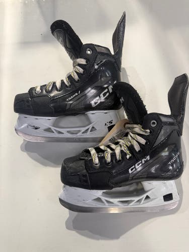 Junior CCM Tacks Vector (SMU) Hockey Skates Regular Width Size 1.5 (Used)