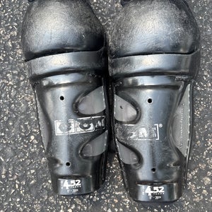 Youth CCM Tacks 452 8" Shin Pads (Used)