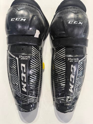 Youth CCM Tacks 9550 Shin Pads 10" (Used)