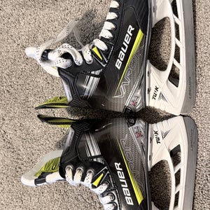 Black 2023 Bauer Vapor X4 Hockey Skates Extra Wide Width Size 2 (Used)