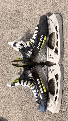 Black 2023 Bauer Vapor X4 Hockey Skates Extra Wide Width Size 2 (Used)