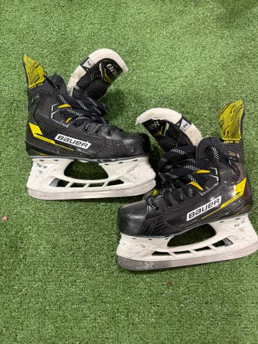 Junior Bauer Supreme M4 Hockey Skates Regular Width Size 2 (Used)