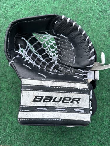 Black Junior Bauer GSX Goalie Glove Regular (Used)