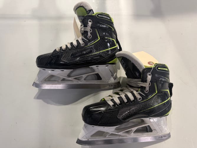 Junior Bauer GSX Hockey Goalie Skates Regular Width Size 2 (Used)