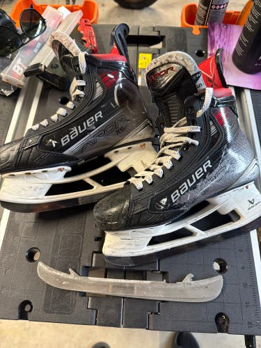2023 Bauer Vapor X5 Pro Hockey Skates Size 5 (Used)
