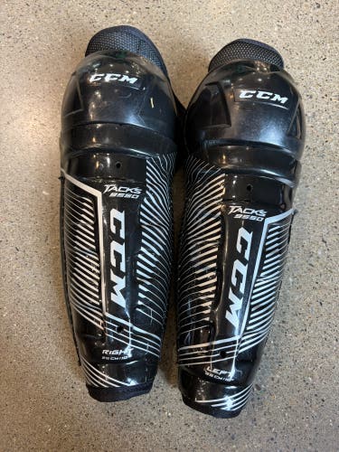 Youth CCM Tacks 9550 Shin Pads 10" (Used)