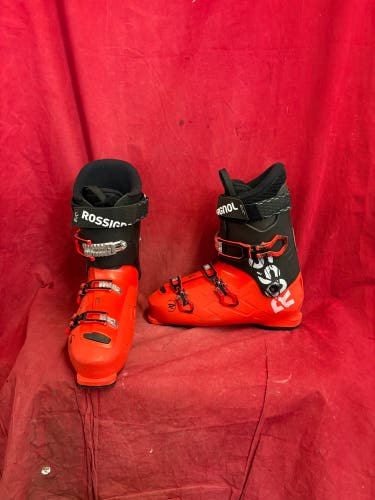 Ski Boots: Ski Boots: Red and black Rossignol Evo downhill ski boots
Size: 31-33.5
368mm