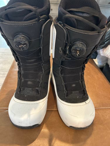 Union boot division brand, Men's Size M 10.0 (W 11.0) Snowboard Boots Medium Flex All Mountain