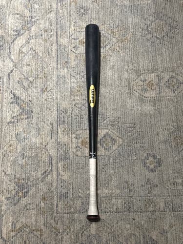 Gold-stock Baum bat with tapered handle 33"