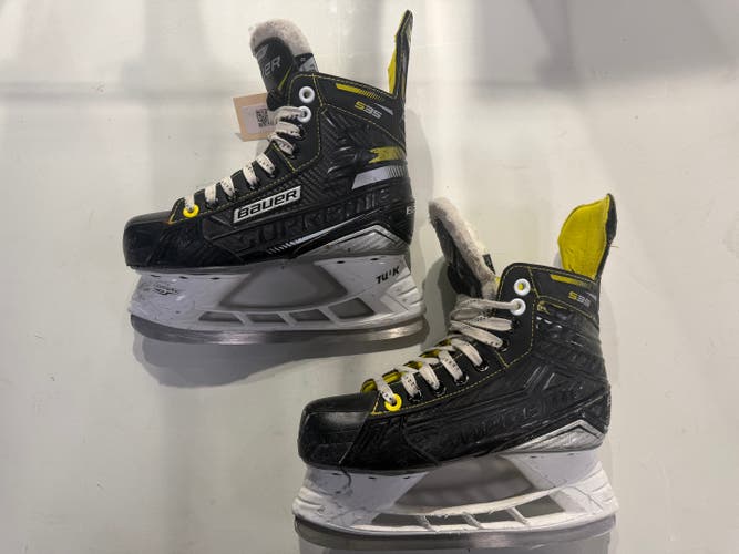 Junior Bauer Supreme S35 Hockey Skates Regular Width Size 3.5 (Used)