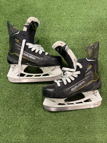 Intermediate Bauer Supreme M40 Hockey Skates Size 4.5 (Used)