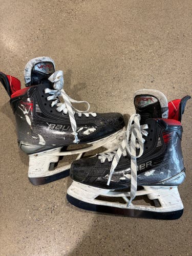 Intermediate Bauer Vapor X5 Pro Hockey Skates Size 5 (Used)