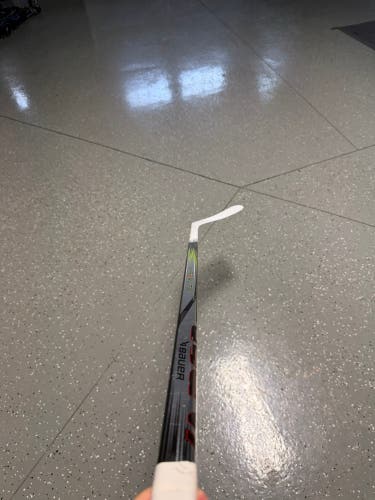 Junior Bauer Vapor Hyperlite 2 Right Handed Hockey Stick P92 40 Flex (Used)