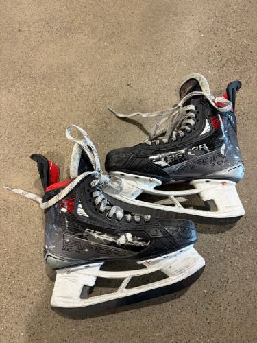 Intermediate Bauer Vapor X5 Pro Hockey Skates Size 4.5 (Used)