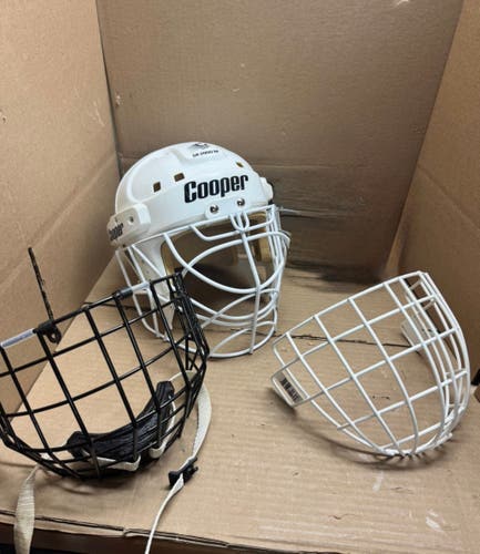 VINTAGE COOPER SK2000 MEDIUM PLAYER / GOALIE HOCKEY HELMET WITH  “ALL ORIGINAL” COMES WITH 3 CAGES!!