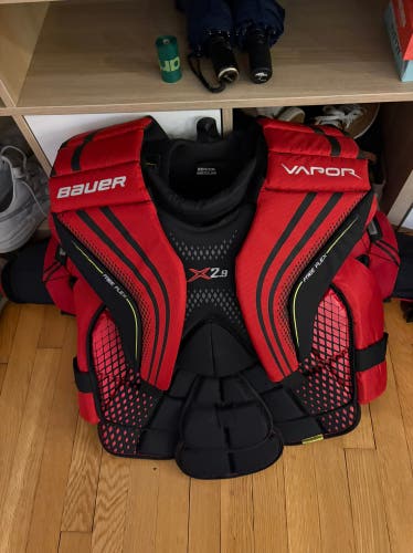 Lightly used Medium Bauer Vapor X2.9 Goalie Chest Protector (Used)