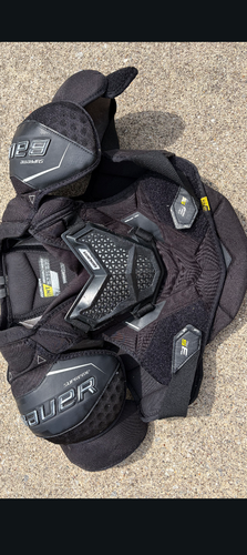 Medium Intermediate Bauer Shoulder Pads