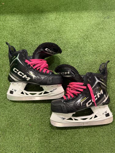 Intermediate CCM Tacks XF 80 Hockey Skates 6 (Used)
