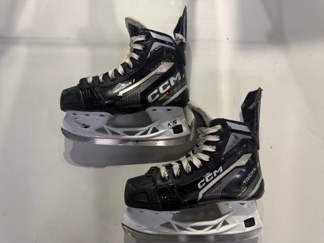 Junior CCM Tacks AS580 Hockey Skates Regular Width Size 2.5 (Used)