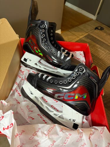 Black 2025 CCM JetSpeed FT8 Pro Hockey Skates Regular Width Pro Stock 9.5 (New)