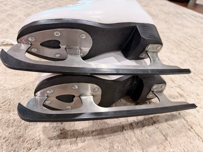 Jackson Ultima Soft Skate Figure Skates B Adult 5 (Used)