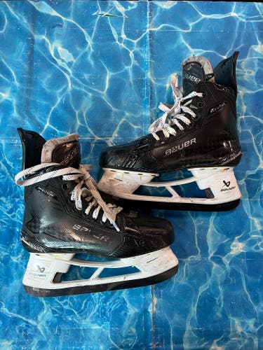 Intermediate Bauer Supreme Shadow Hockey Skates 6 (Used)