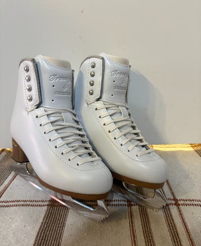 Excellent Condition Jackson Freestyle Figure Skates  — Women’s Size 6 Wide